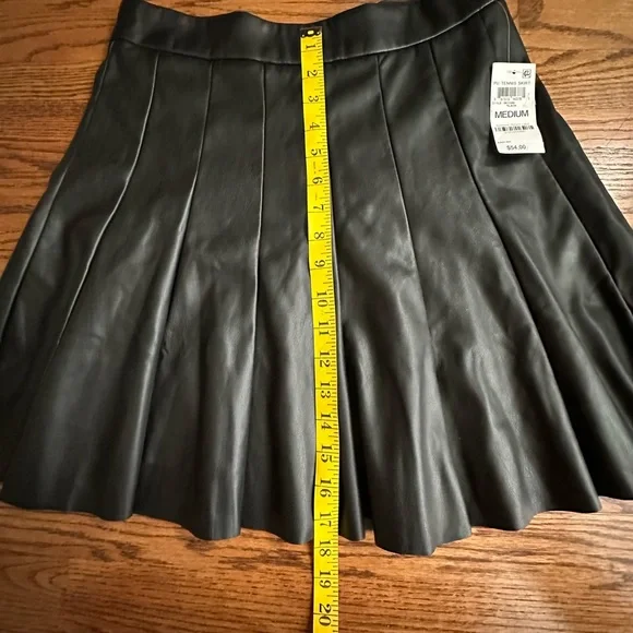 And now this mini black skirt size medium - Picture 5 of 5